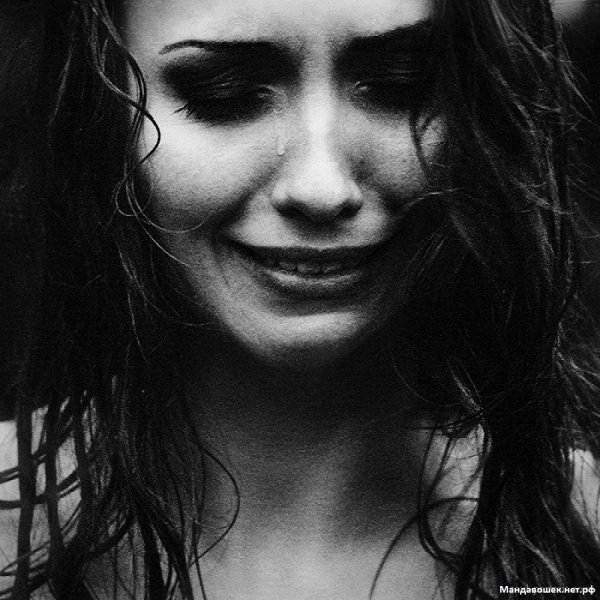 Девушка плачет