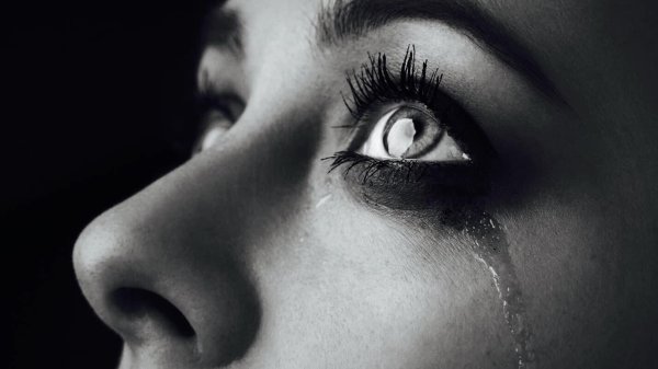 Девушка плачет