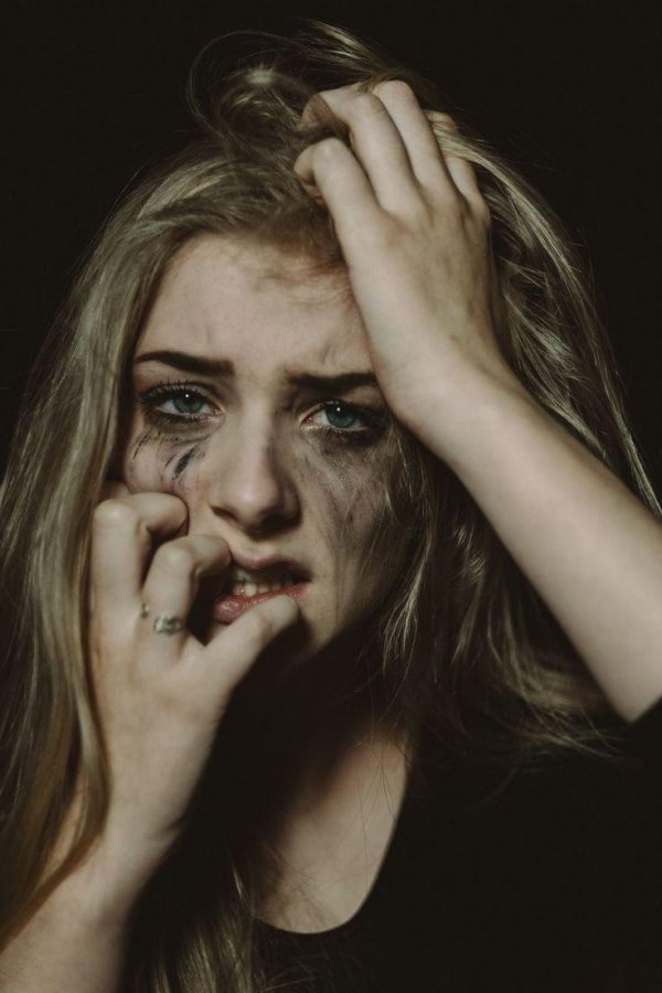 Девушка плачет