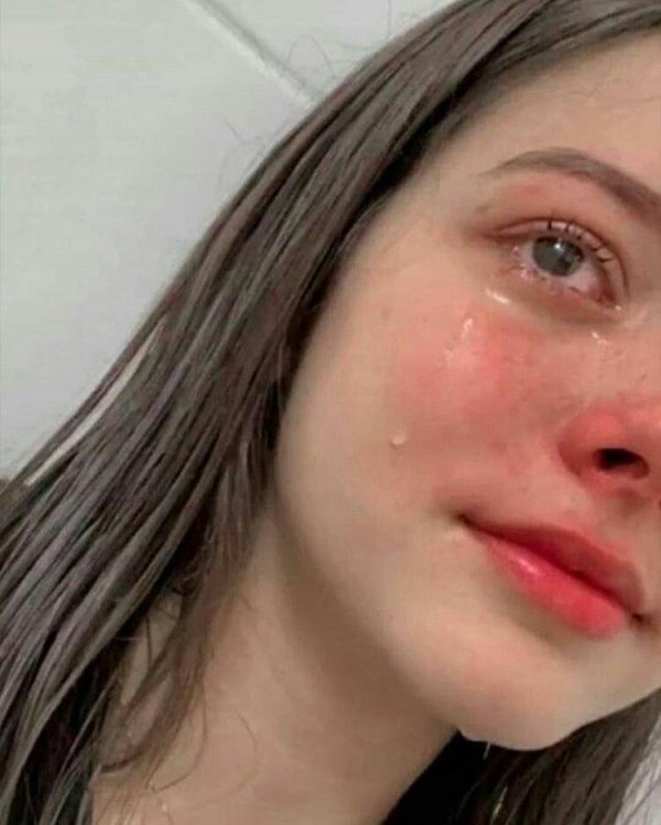 Девушка плачет