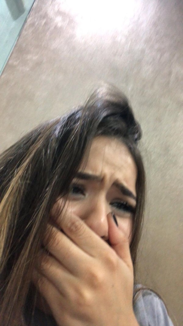 Девушка плачет