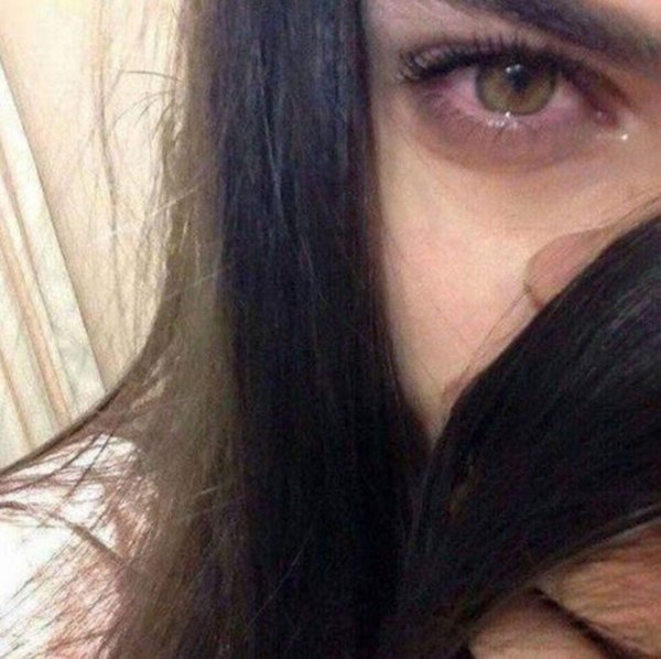 Девушка плачет