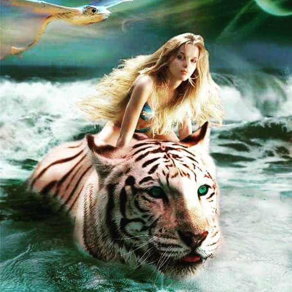 Девушка с тигром