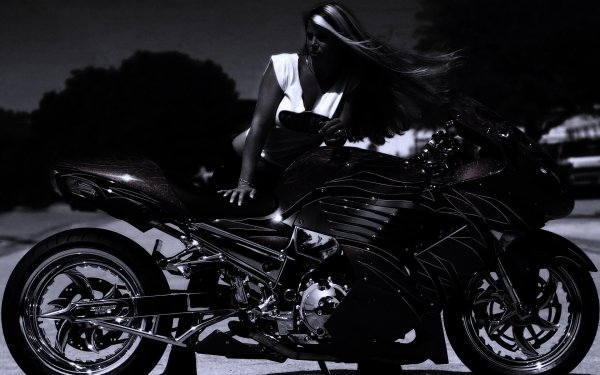 Девушка на мотоцикле