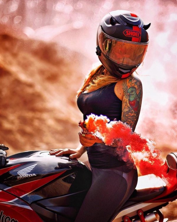 Девушка на мотоцикле