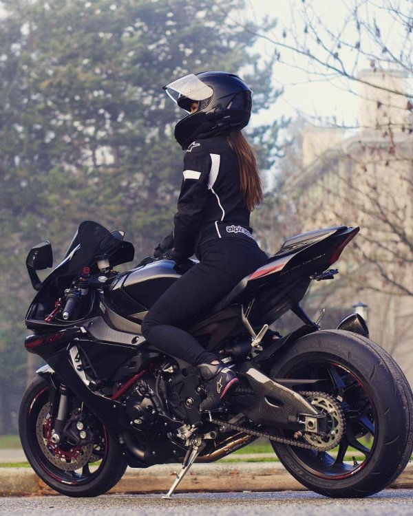 Девушка на мотоцикле