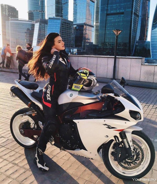 Девушка на мотоцикле