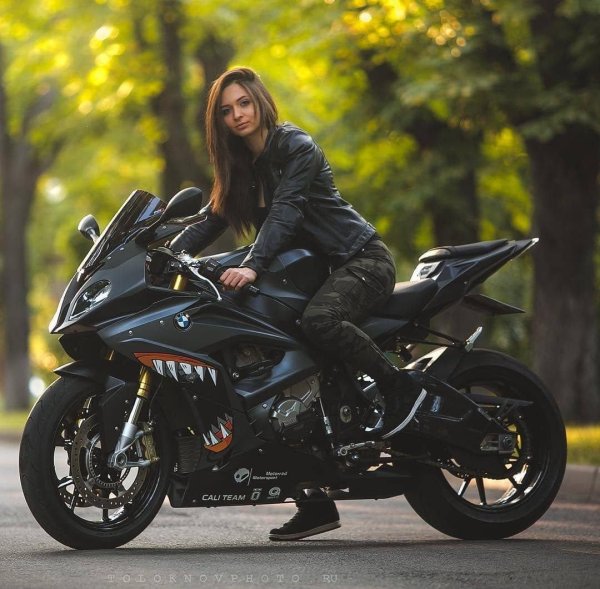Девушка на мотоцикле