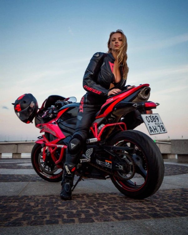 Девушка на мотоцикле