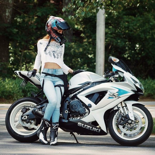 Девушка на мотоцикле