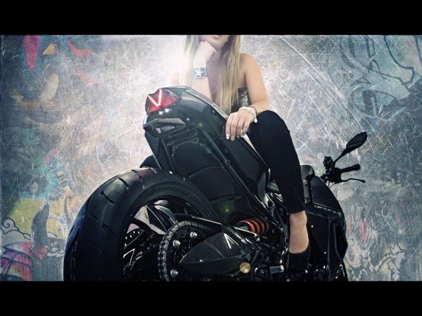 Девушка на мотоцикле