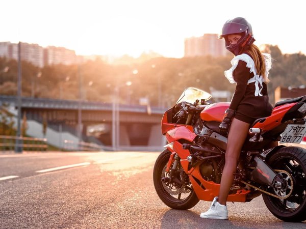 Девушка на мотоцикле