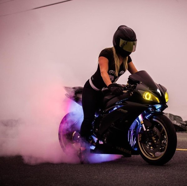 Девушка на мотоцикле