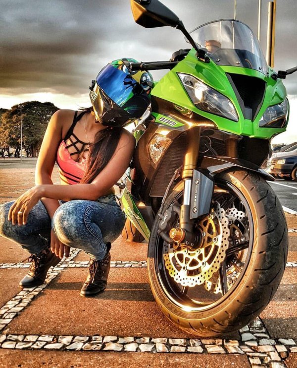 Девушка на мотоцикле
