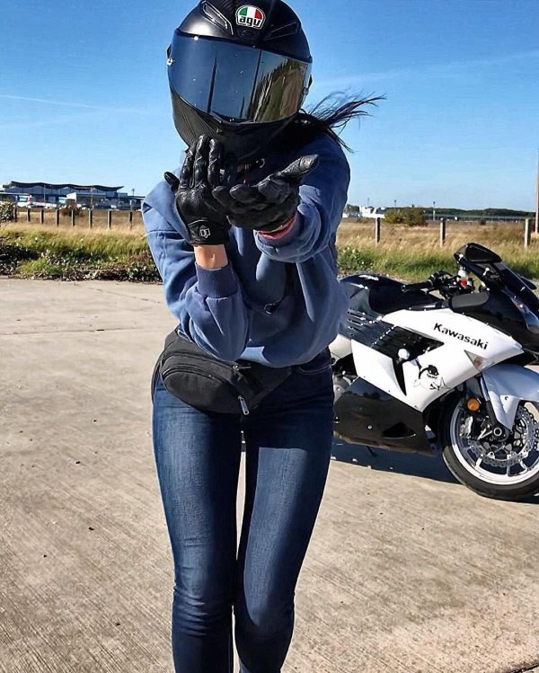 Девушка на мотоцикле