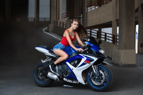 Девушка на мотоцикле