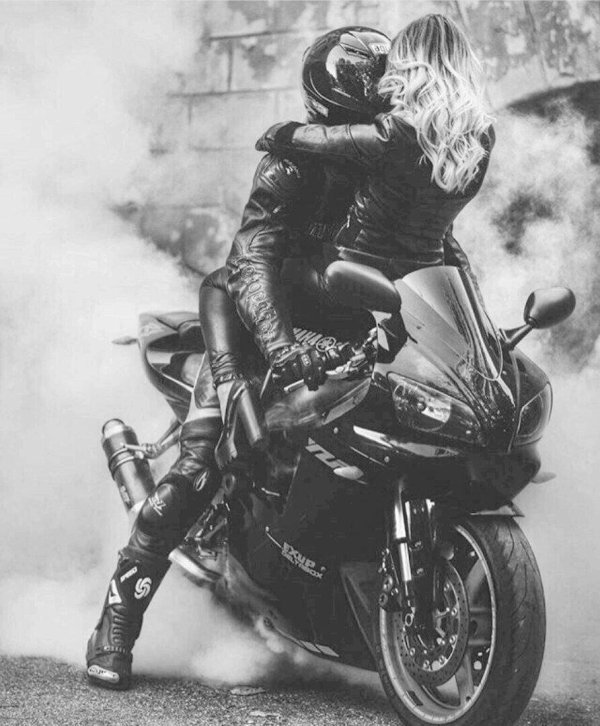 Девушка на мотоцикле