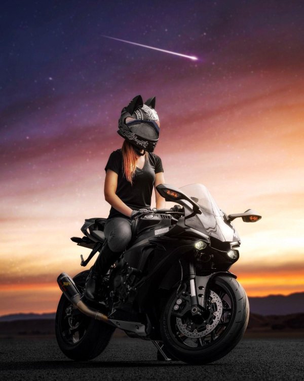 Девушка на мотоцикле