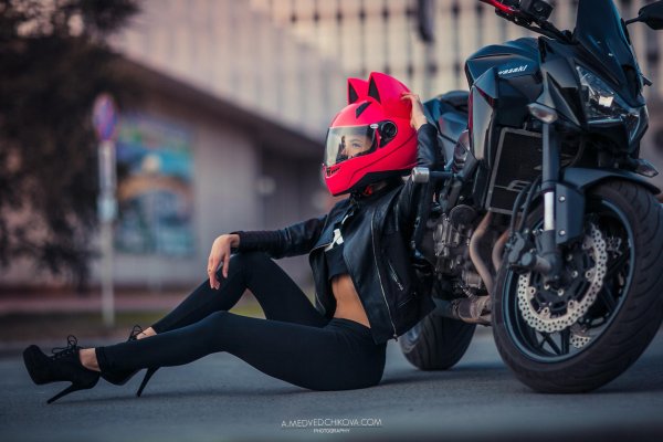 Девушка на мотоцикле