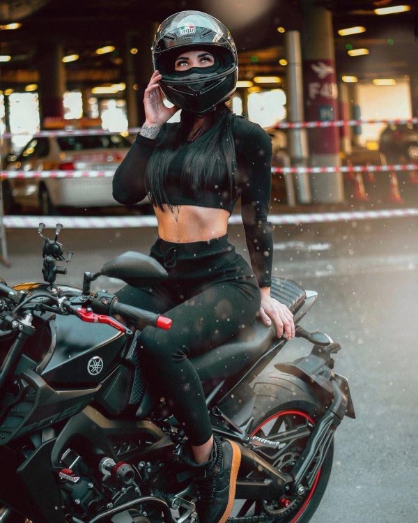 Девушка на мотоцикле