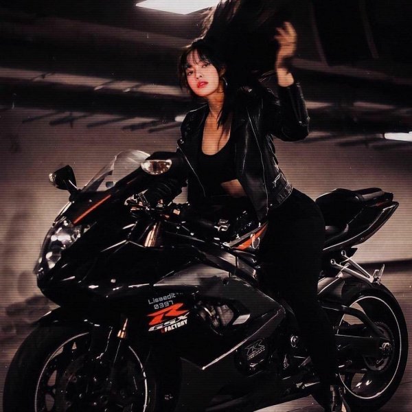 Девушка на мотоцикле