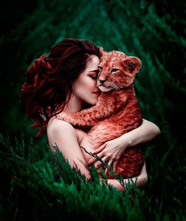 Девушка и лев