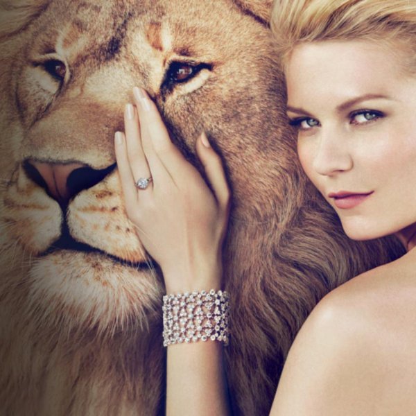 Девушка со львом