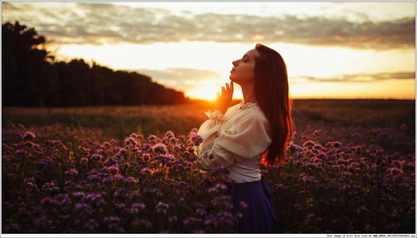 Девушка на закате