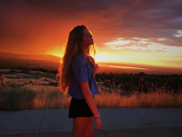 Девушка на закате