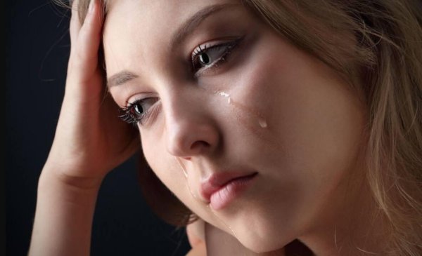 Плачущая девушка