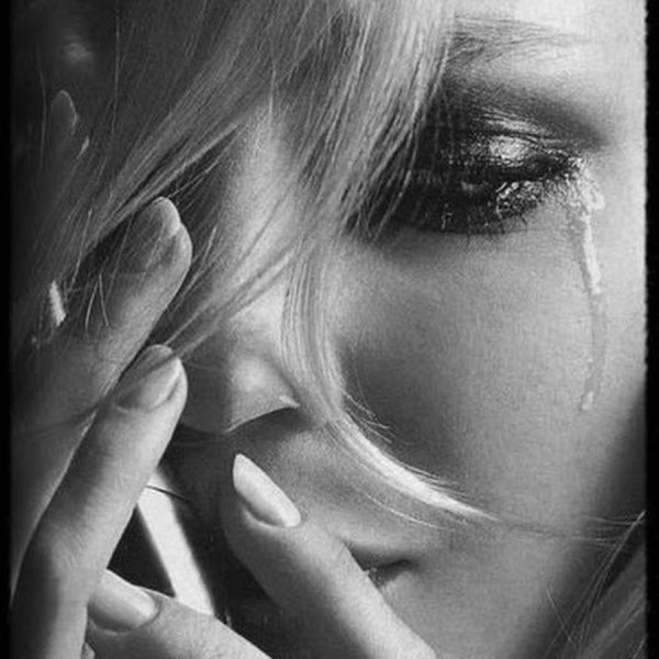 Плачущая девушка