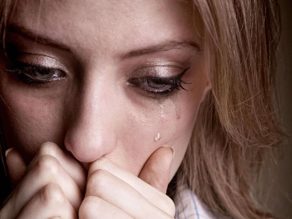 Плачущая девушка