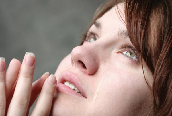 Плачущая девушка