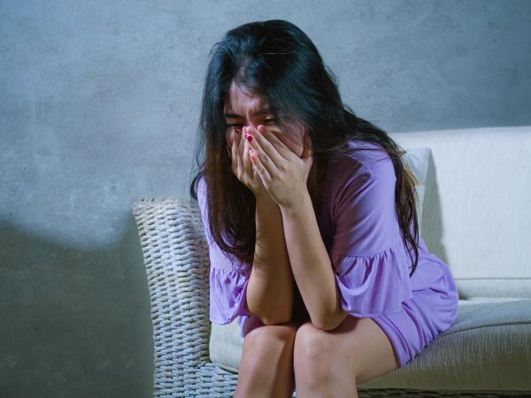 Плачущая девушка