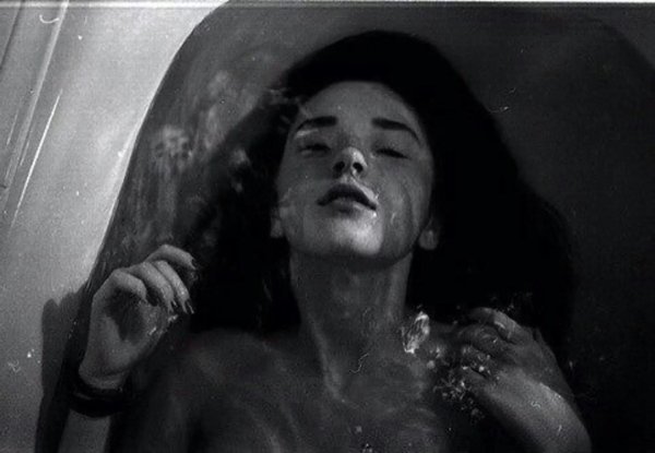 Плачущая девушка