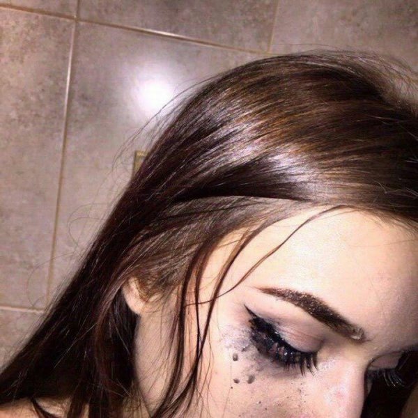 Плачущая девушка