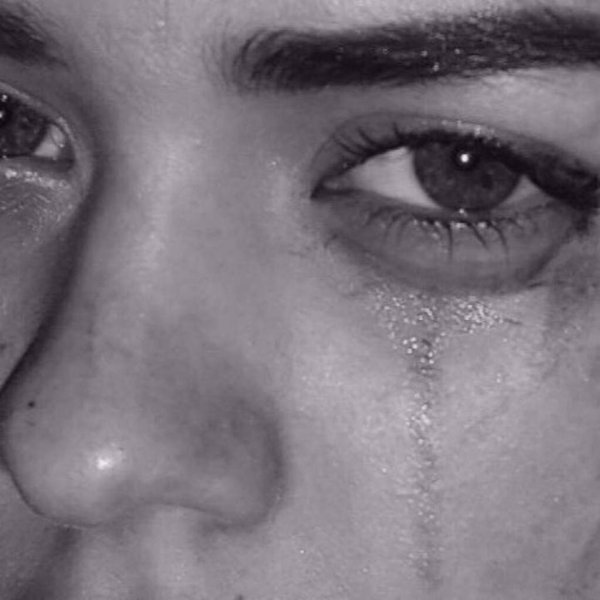 Плачущая девушка