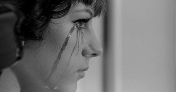 Плачущая девушка