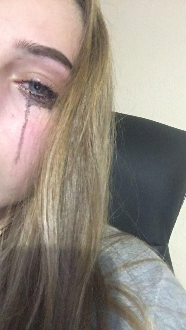 Плачущая девушка