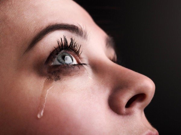 Плачущая девушка
