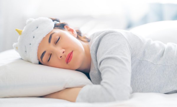 Девушка спит