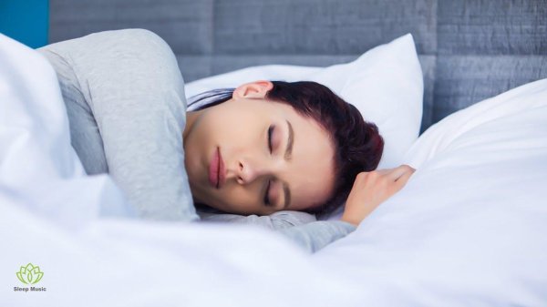 Девушка спит