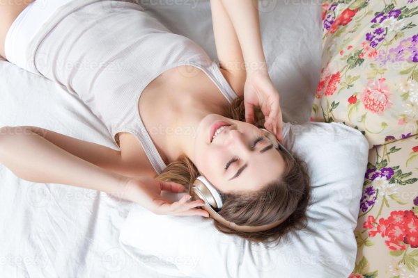 Девушка спит