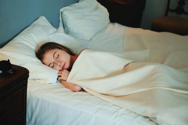 Девушка спит