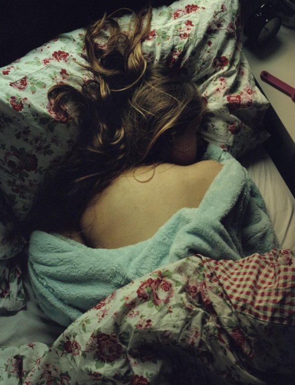 Девушка спит