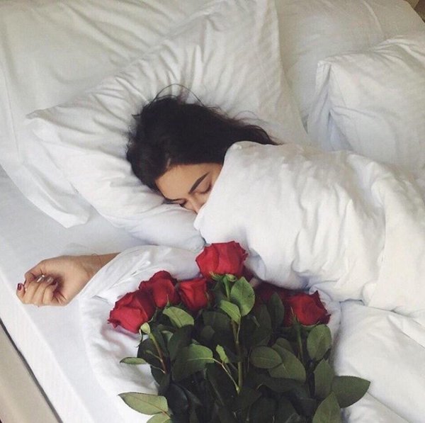 Девушка спит