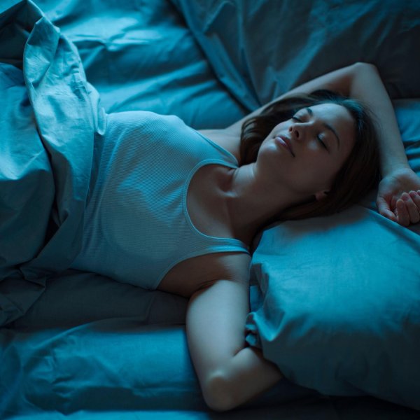 Девушка спит