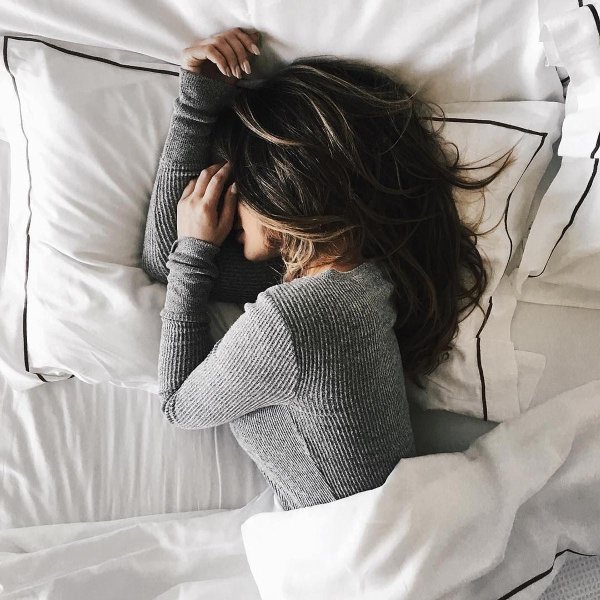 Девушка спит