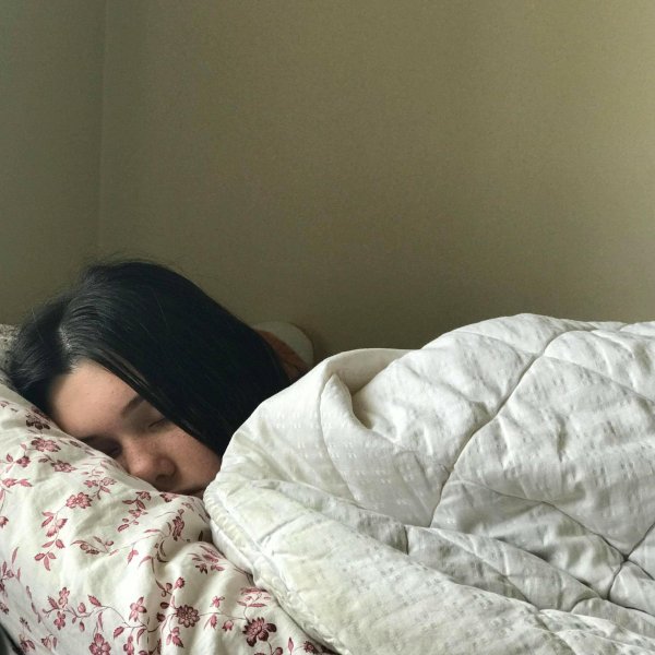 Девушка спит