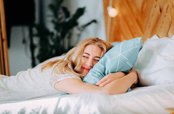 Девушка спит